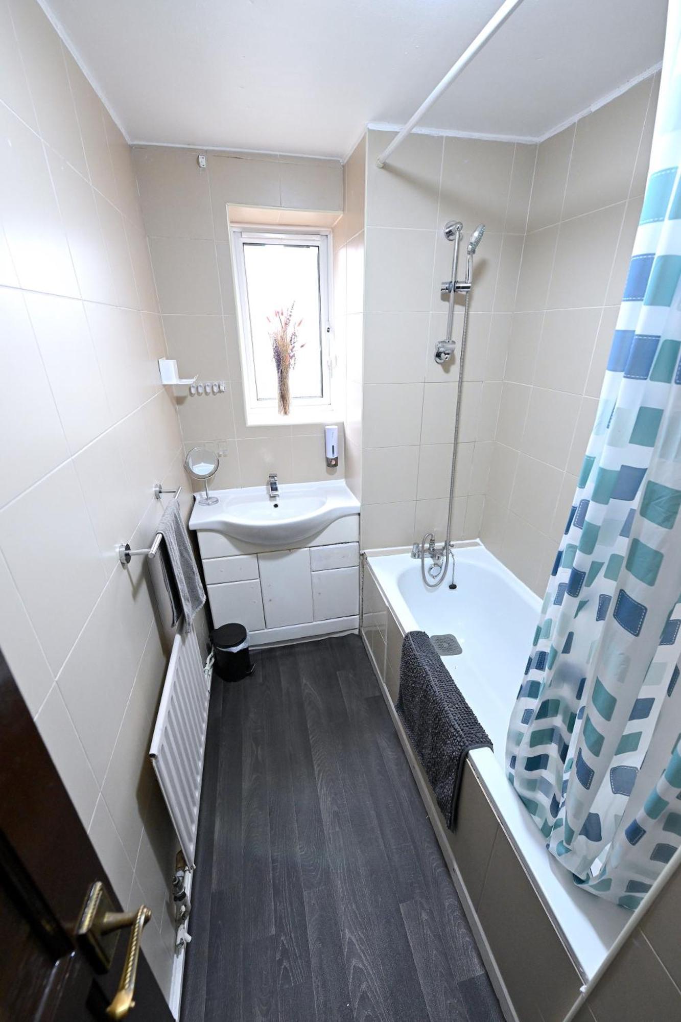 Stunning 2-bedroom Apartment *